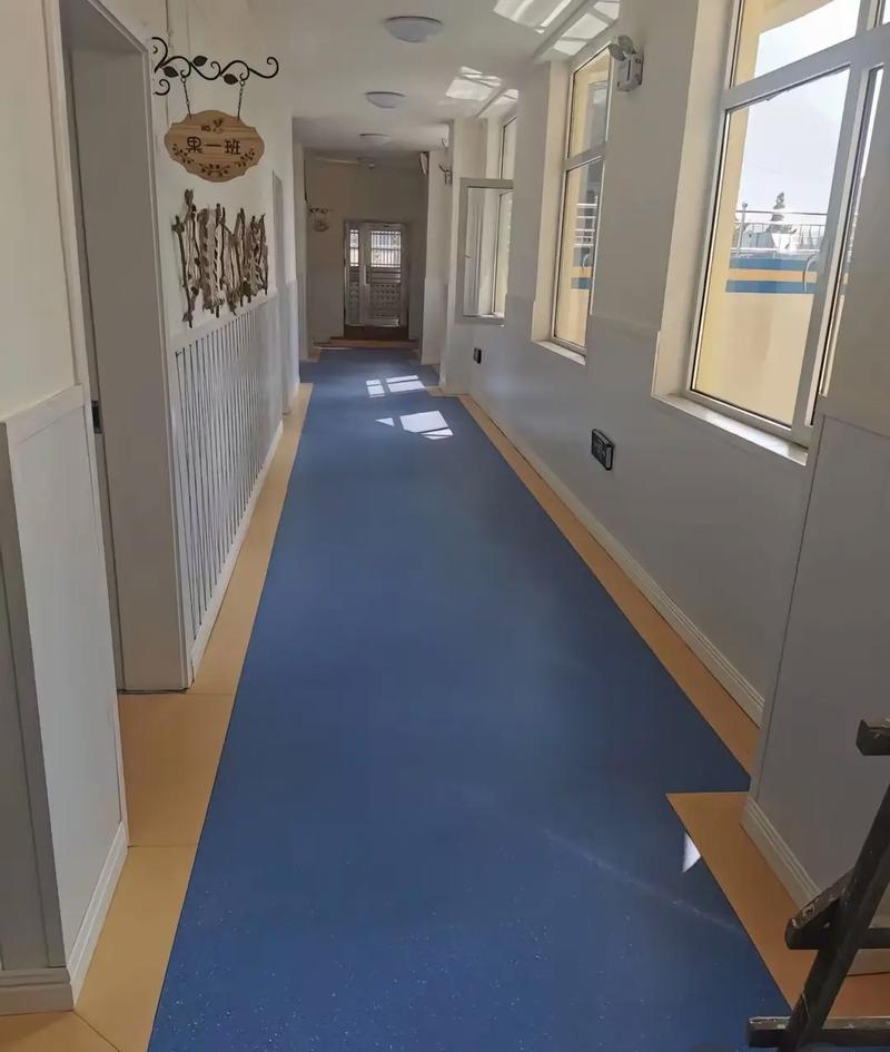 久圳羽毛球地胶运动塑胶地板,作为运动地面材料的佼佼者,以其卓越的