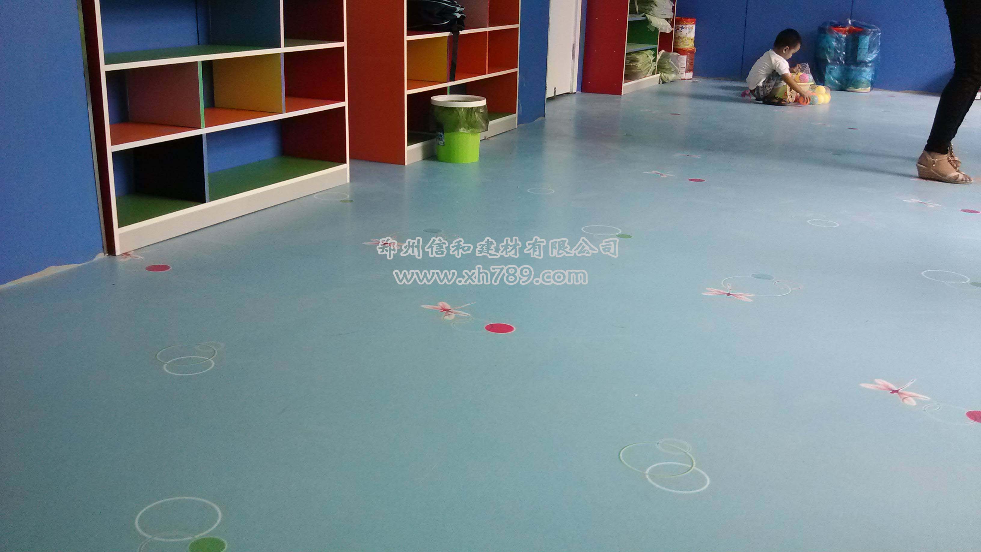 登封市银座蓝天幼儿园选用郑州信和建材塑胶地板